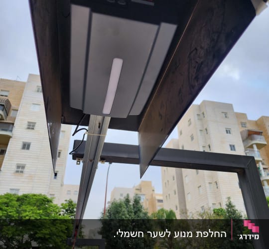 מנוע חשמלי לשער מתכת עם חיווט גלוי